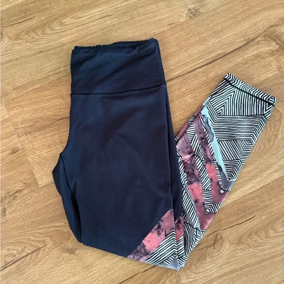 Prana leggings size M with geometric designs - Picture 2 of 6